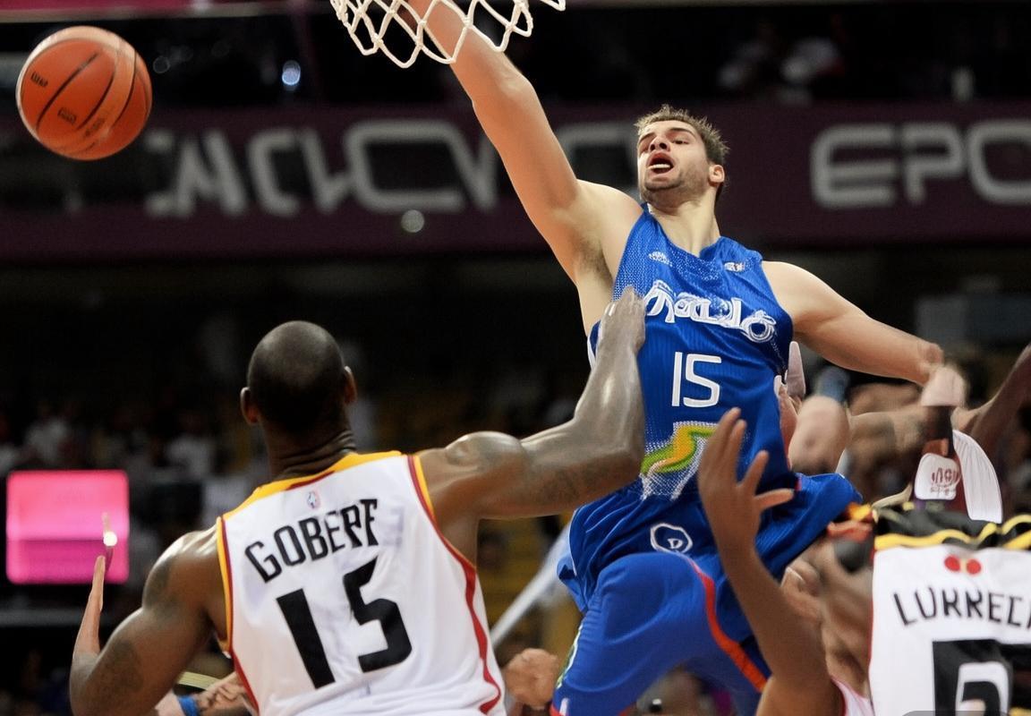 鲁迪·戈贝尔或加盟纽约尼克斯？NBA交易传闻再起，最佳防守球员能否离开明尼苏达森林狼